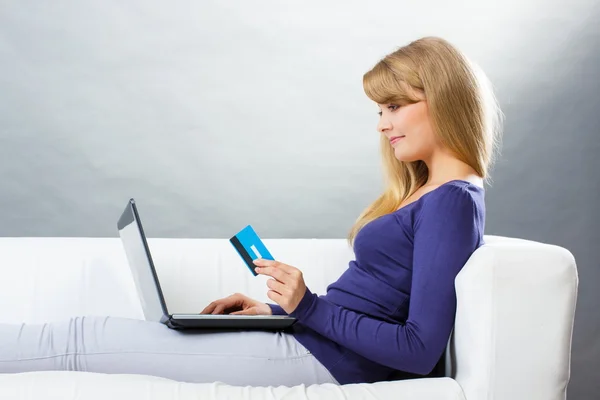 Женщина с кредитной картой оплаты через Интернет для онлайн-покупок, современные технологии — стоковое фото