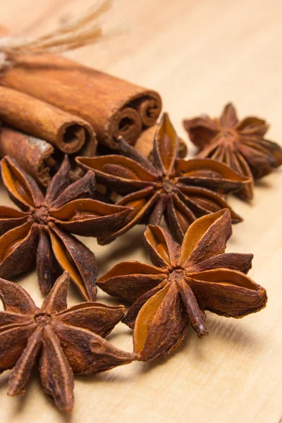 Palitos de canela y anís en la mesa de madera, condimento para cocinar —  Fotos de Stock