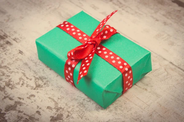 Vintage photo, Green gift for Christmas or other celebration on wooden plank — Φωτογραφία Αρχείου