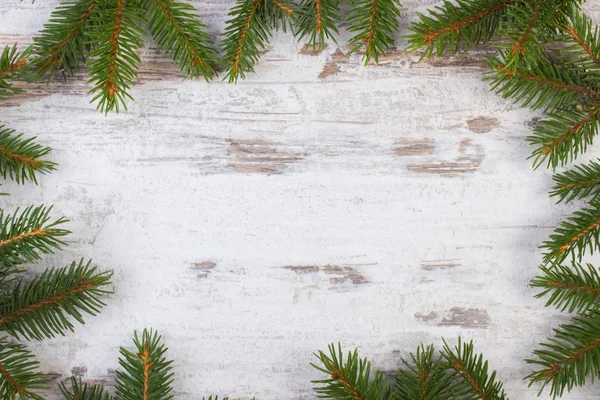 Ramen för spruce grenar till jul på gamla planka — Stockfoto