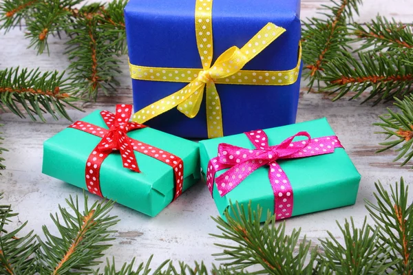 Noel ve eski tahta üzerinde çam dalları için sarılmış hediyeler — Stok fotoğraf