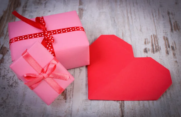 Regalos envueltos para cumpleaños, San Valentín u otra celebración y corazón rojo — Foto de Stock