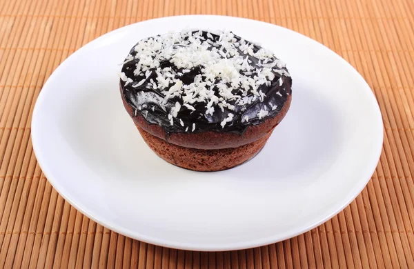 Muffins au chocolat frais cuits au four à la noix de coco desséchée — Photo