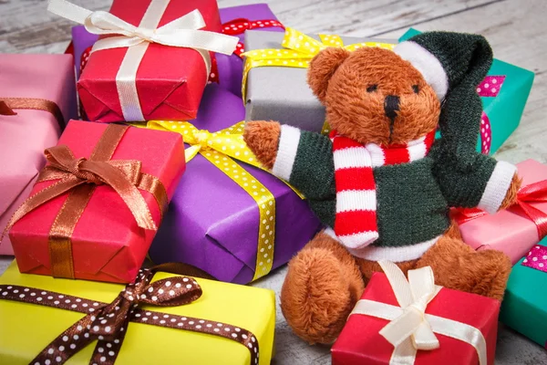 Osito de peluche con regalos coloridos para Navidad u otra celebración — Foto de Stock