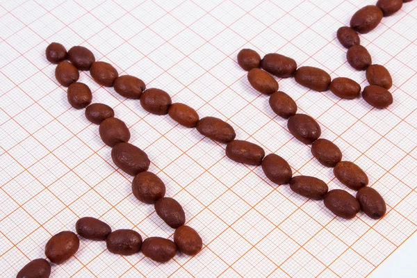 Cardiogram line of roasted coffee grains, medicine and healthcare concept — Stock Photo, Image