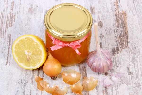 Honey in glass jar, onion, lemon and garlic, healthy nutrition and strengthening immunity — ストック写真