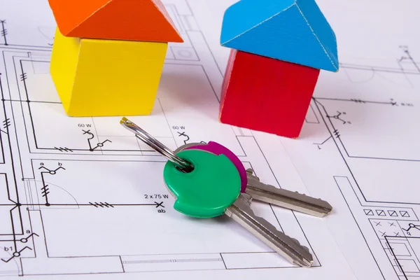 Дома из деревянных блоков и ключи по строительному чертежу дома, концепция дома — стоковое фото