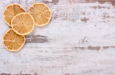 Eski ahşap arka plan, metin için kopya yer üzerinde kurutulmuş limon dilimleri
