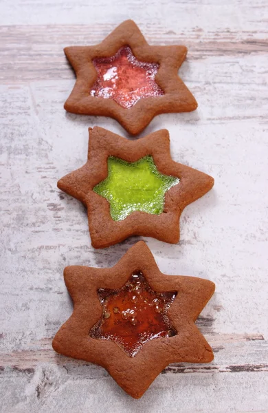 Målat glas pepparkakor på gamla trä bakgrund, jul — Stockfoto