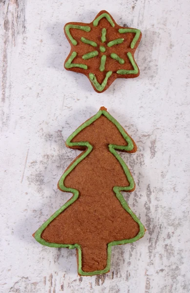 Pan de jengibre recién horneado decorado sobre fondo de madera viejo, época de Navidad —  Fotos de Stock