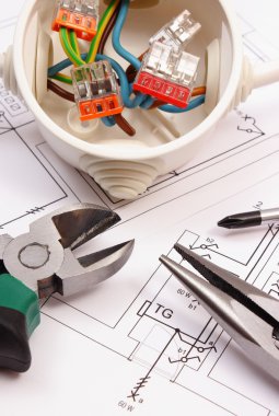 İş araçları ve kablolarla Tarih Hanesi'nin çizim inşaat elektrik kutusu