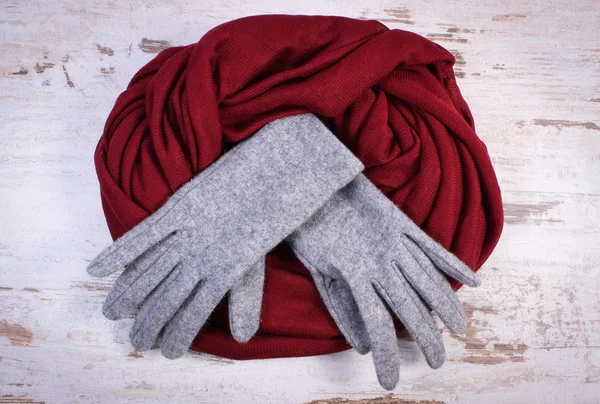 Pair of woolen gloves and shawl for woman on old wooden background — 图库照片