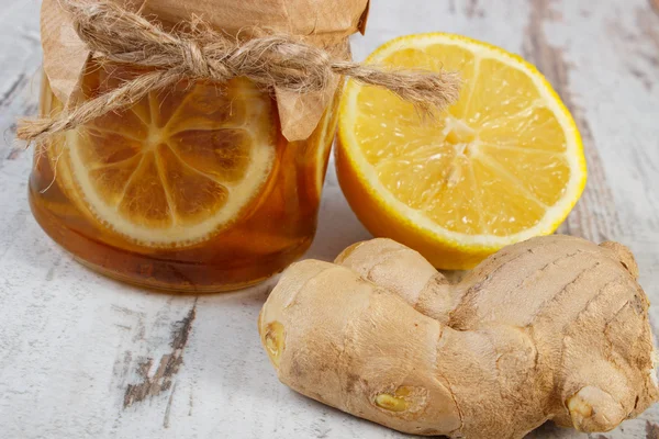 Limão fresco, mel e gengibre na mesa de madeira, comida saudável — Fotografia de Stock