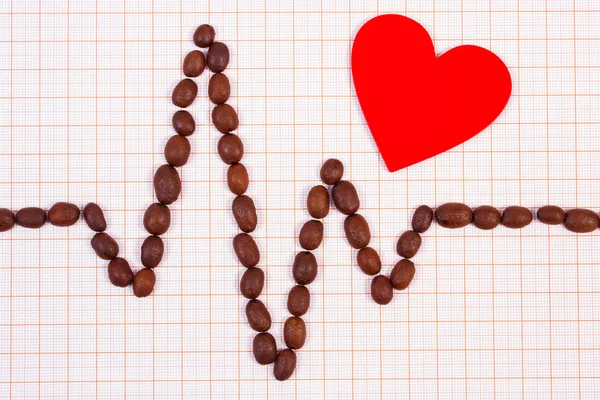 Cardiograma linha de grãos de café torrados e coração vermelho, medicina e conceito de cuidados de saúde — Fotografia de Stock
