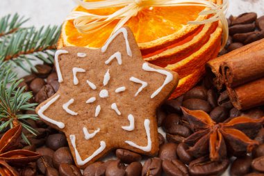 Gingerbread, kahve taneleri ve Baharatlar, Noel zamanı dekore edilmiş