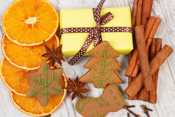 Gingerbread with spices and gifts for Christmas on old wooden background, christmas time — Stock Photo, Image