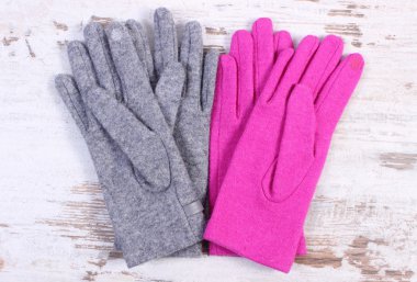 Çift kadın eski ahşap zemin üzerine yün eldiven