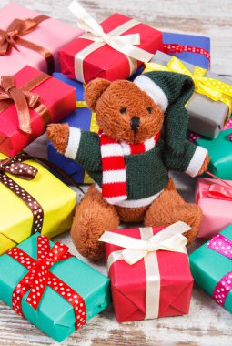 Oyuncak ayı ile Noel ya da diğer kutlama için renkli hediyeler