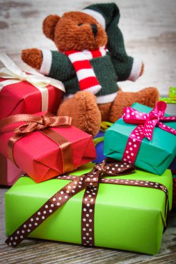 Oyuncak ayı ile Noel ya da diğer kutlama için renkli hediyeler