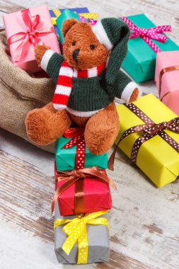 Oyuncak ayı ile Noel ya da diğer kutlama için renkli hediyeler