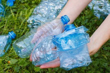Plastik şişe maden suyu kadın, elinde çevre çöp
