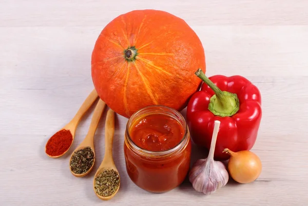 Sauce of pumpkin in glass jar, spices and ingredients on wooden table — Φωτογραφία Αρχείου