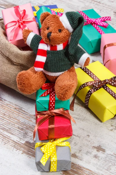 Ours en peluche avec des cadeaux colorés pour Noël ou toute autre célébration — Photo