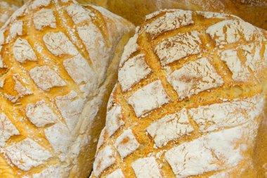 Fırından yeni çıkmış çavdar ekmeği durak üzerinde geleneksel somun