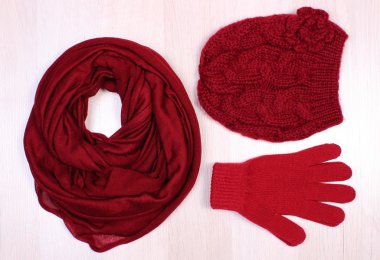 Ahşap arka plan için sonbahar ya da kış giyim, kadınsı kıyafetler