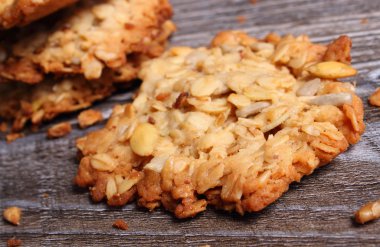 Ahşap zemin üzerinde yulaflı kurabiyeler