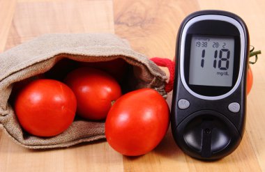 Domates jüt çanta ve Şeker Ölçüm ahşap yüzey, sağlıklı yaşam ve beslenme