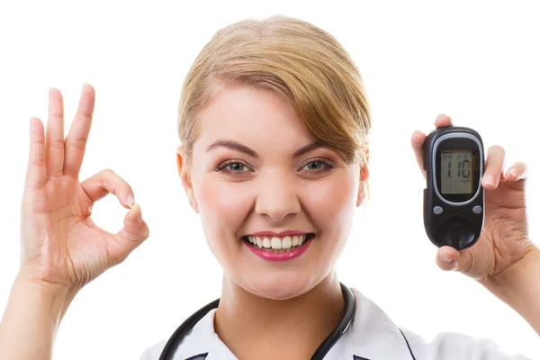 Mulher feliz segurando glicosímetro, medindo o nível de açúcar, conceito de diabetes — Fotografia de Stock