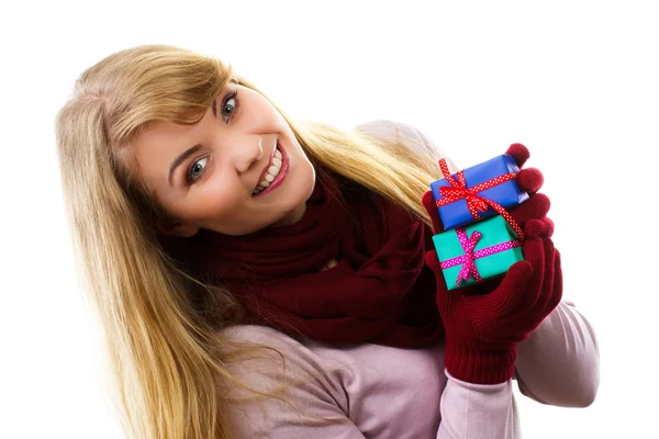 Mujer sonriente con guantes de lana con regalos envueltos para Navidad u otra celebración — Foto de Stock