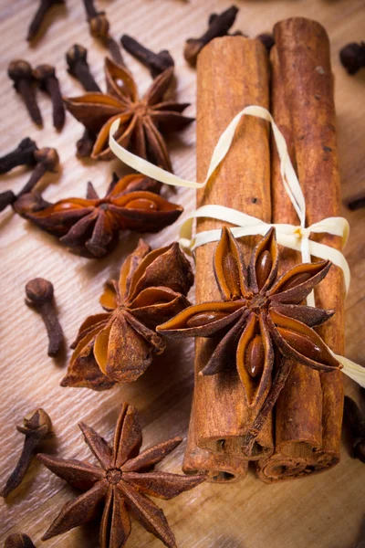 Anís estrellado, palitos de canela y clavo de olor en la mesa de madera, condimento para cocinar —  Fotos de Stock