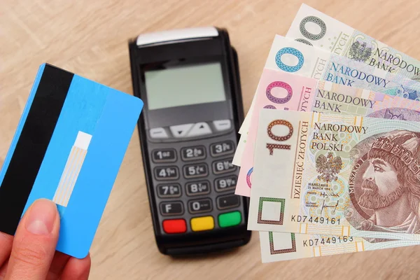 Polónia moeda e cartão de crédito com terminal de pagamento em segundo plano, conceito de financiamento — Fotografia de Stock