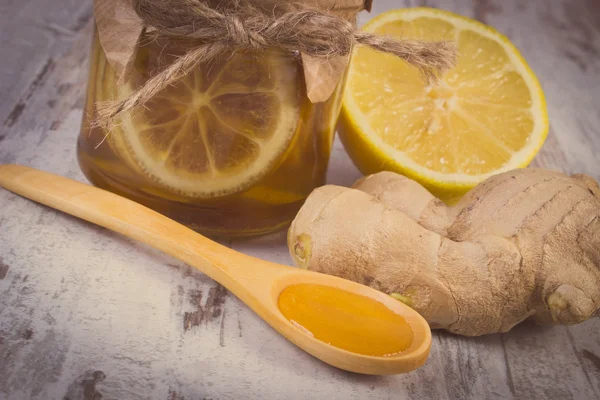 Foto vintage, Limón fresco, miel y jengibre en la mesa de madera, nutrición saludable —  Fotos de Stock