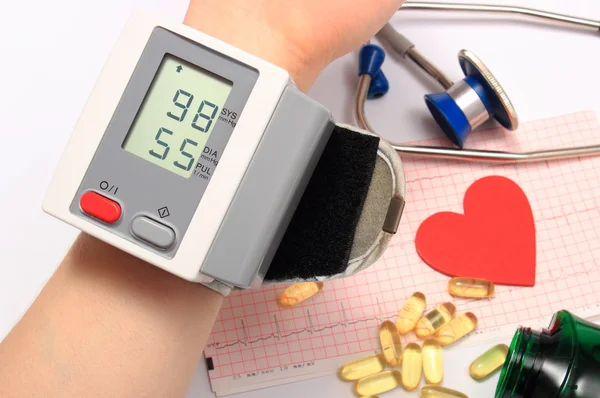 Medição da pressão arterial, conceito de medicina — Fotografia de Stock