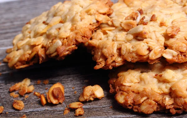 Ahşap zemin üzerinde yulaflı kurabiyeler