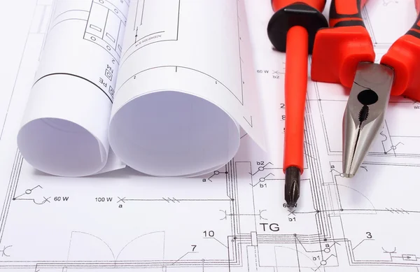 Diagramas elétricos laminados e ferramentas de trabalho no desenho — Fotografia de Stock