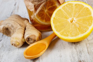 Taze limon, bal ve zencefil üzerinde ahşap masa, sağlıklı beslenme