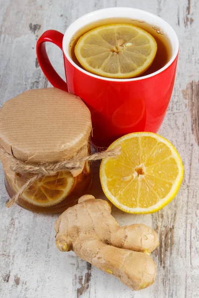 柠檬蜂蜜、 生姜和杯茶在木桌子上，健康营养 — 图库照片