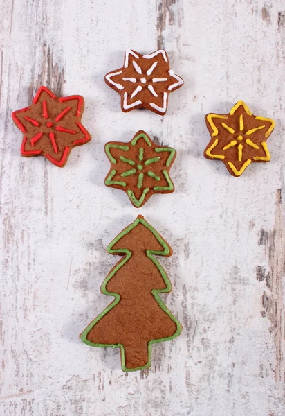 Pan de jengibre recién horneado decorado sobre fondo de madera viejo, época de Navidad —  Fotos de Stock