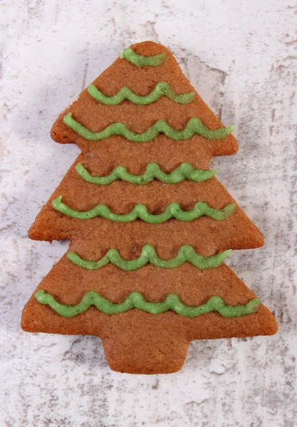 新鲜出炉装饰的姜饼在老木的背景下，圣诞节的时候 — 图库照片