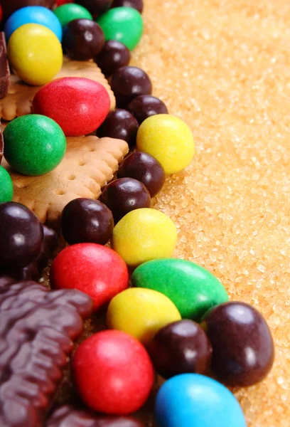 Um monte de doces e açúcar mascavo cana, comida insalubre — Fotografia de Stock