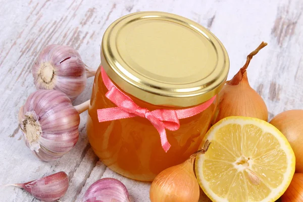 Honey in glass jar, onion, lemon and garlic, healthy nutrition and strengthening immunity — ストック写真