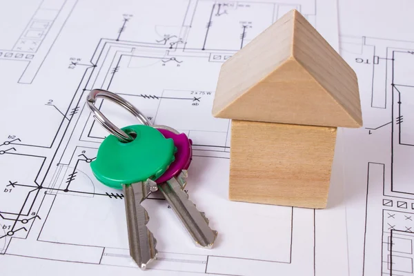 Haus aus Holzbausteinen und Schlüssel auf Bauzeichnung des Hauses, Bauhauskonzept — Stockfoto