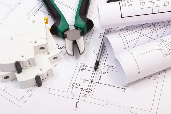 Arbetsredskap, elektrisk säkring och rullar av diagram på konstruktion ritning av huset — Stockfoto