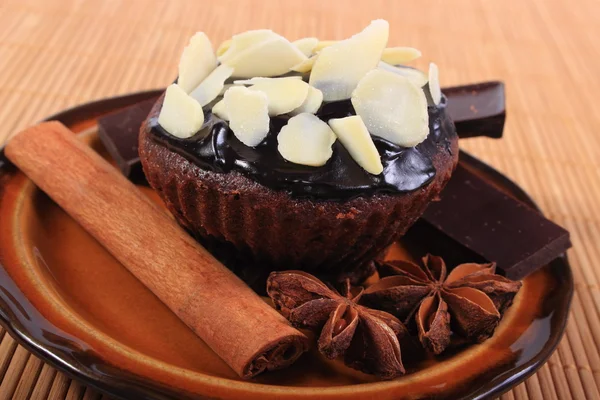 Muffins assados com pedaços de chocolate, anis e canela — Fotografia de Stock