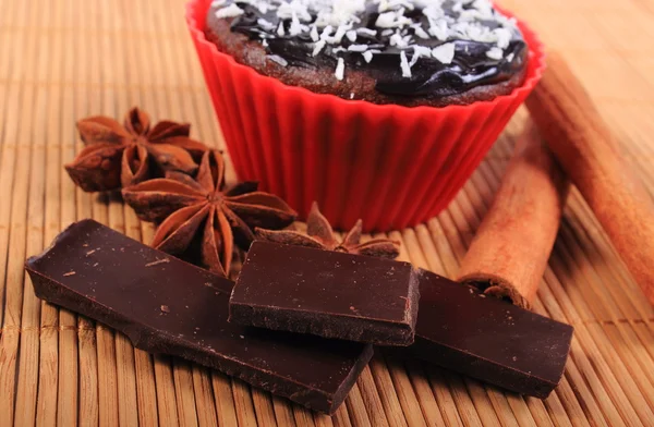 用巧克力、 椰蓉、 肉桂、 茴香的小松饼 — 图库照片