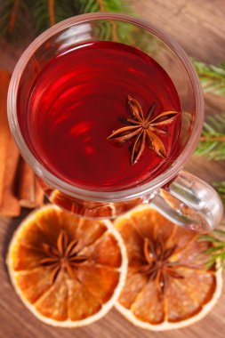 Noel veya baharat ve çam dalları ile kış akşam için mulled şarap 